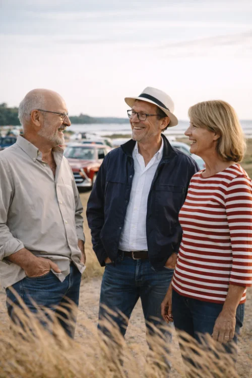 Conversation au bord de l'eau Passionnés de véhicules d’époque échangeant au bord de l’eau à Lacanau