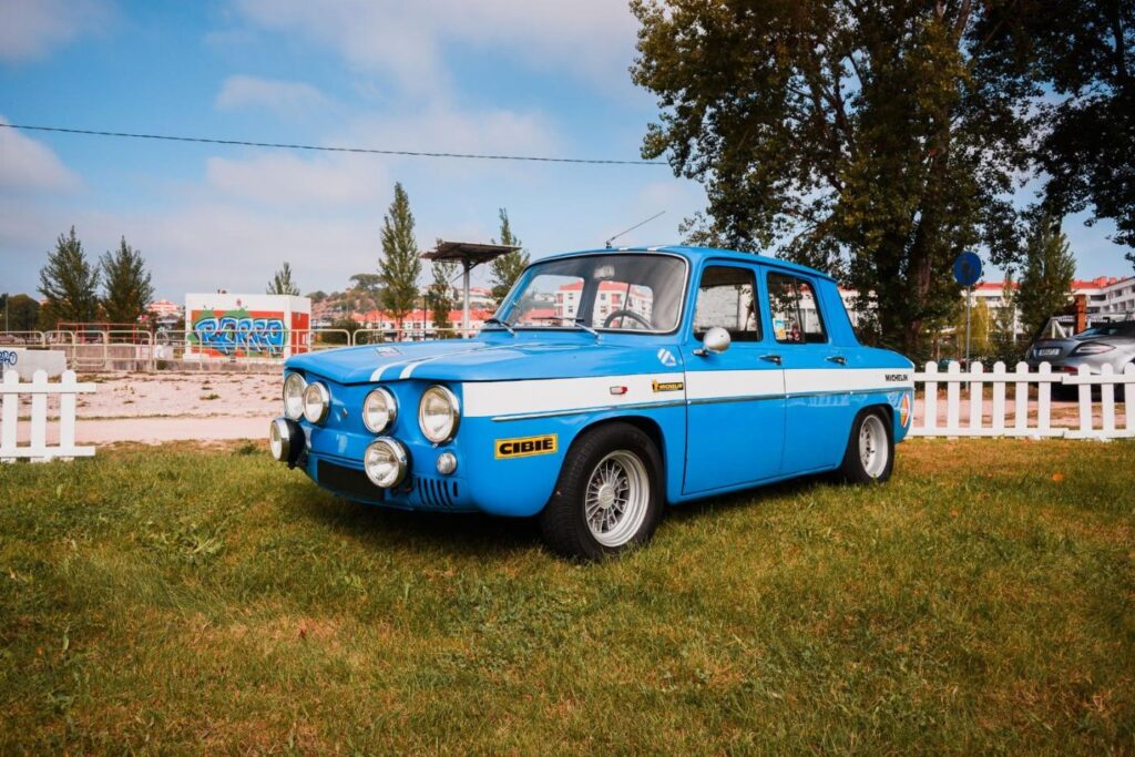 Renault 8 Gordini bleue à bandes blanches, voiture d’époque française de collection